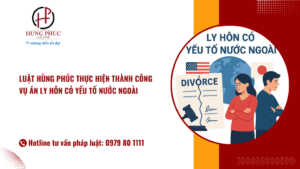 Ly hôn có yếu tố nước ngoài luôn là một trong những nhóm vụ việc phức tạp và khó thực hiện, bởi quá trình giải quyết đòi hỏi sự vận dụng kết hợp giữa pháp luật hôn nhân gia đình, tố tụng dân sự, quy định hợp pháp hóa lãnh sự và thủ tục ủy thác tư pháp ra nước ngoài. Bất kỳ sai sót nhỏ nào trong hồ sơ đều có thể khiến vụ việc kéo dài nhiều tháng, nhiều năm, thậm chí bị Tòa án đình chỉ hoặc trả lại đơn. Vừa qua, Luật sư của Công ty Luật Hùng Phúc đã tiếp nhận và hỗ trợ khách hàng giải quyết thành công một vụ án ly hôn có yếu tố nước ngoài chỉ trong thời gian ngắn vượt trội, với ưu điểm đặc biệt là cả hai bên đương sự đều không cần phải về Việt Nam. Nội dung vụ án như sau: Chị Nguyễn Thị T và anh Trương Văn H kết hôn và chung sống với nhau từ năm 2019, sinh được 01 người con chung là cháu Trương Đ. K. Quá trình chung sống, giữa hai vợ chồng xảy ra nhiều mâu thuẫn, bất đồng, chị T và anh H đã sống ly thân từ năm 2022. Hiện nay, cả hai vợ chồng đều đi xuất khẩu lao động và sinh sống tại Nhật Bản. Liên hệ với Công ty Luật TNHH Hùng Phúc, chị T có nguyện vọng nhờ Luật sư thực hiện thủ tục ly hôn với anh H tại Tòa án, với yêu cầu chị T và anh H đều không thể về Việt Nam để trực tiếp tham gia quá trình giải quyết vụ án. Sau khi tiếp nhận các thông tin, tài liệu do chị T cung cấp, Luật sư đã lên phương án tư vấn cho chị T về thời gian và trình tự thực hiện vụ việc. Luật Hùng Phúc hỗ trợ khách hàng giải quyết thành công vụ án ly hôn có yếu tố nước ngoài Ngày 12/9/2025, chị T đồng ý ký Hợp đồng dịch vụ pháp lý và văn bản ủy quyền cho Luật sư để thực hiện công việc theo yêu cầu. Bước đầu thực hiện công việc, Luật sư đã soạn thảo hồ sơ, hướng dẫn chị T thực hiện thủ tục dịch thuật và hợp pháp hóa lãnh sự các tài liệu cần thiết theo đúng trình tự nhằm tránh mọi yêu cầu bổ sung không cần thiết. Ngày 18/9/2025, Luật sư đã đại diện cho chị T nộp hồ sơ khởi kiện tại Tòa án nhân dân khu vực 11 tỉnh Phú Thọ. Toàn bộ quy trình từ tư vấn, hoàn thiện hồ sơ, nộp đơn khởi kiện, làm việc với Tòa án và xử lý các thủ tục ủy thác tư pháp đều được Luật sư Công ty Luật Hùng Phúc thực hiện nhanh gọn, hiệu quả trong phạm vi ủy quyền hợp pháp của khách hàng. Nhờ sự chuẩn bị kỹ lưỡng và chính xác, hồ sơ được Tòa án thụ lý nhanh chóng, hạn chế tối đa các bước kéo dài thời gian. Ngày 20/11/2025, vụ án được đưa ra xét xử, Tòa án ban hành Bản án theo đúng quy định của pháp luật. Kết quả cuối cùng, các vấn đề về hôn nhân và con chung đều đã được Tòa án giải quyết dứt điểm trong thời gian rất ngắn, cả chị T và anh H đều không cần phải về Việt Nam. Đây là minh chứng rõ nét cho năng lực chuyên môn, kinh nghiệm và sự tận tâm của đội ngũ Luật sư Hùng Phúc khi xử lý các vụ việc phức tạp liên quan đến yếu tố nước ngoài. Bằng việc áp dụng đúng kỹ thuật pháp lý, dự liệu trước những khó khăn thực tế và kinh nghiệm xử lý hồ sơ ủy thác tư pháp quốc tế, chúng tôi đã rút ngắn đáng kể thời gian giải quyết, bảo đảm bản án được ban hành đúng quy định và đúng kỳ vọng của khách hàng. Quý khách hàng đang ở nước ngoài và có bất kỳ trăn trở nào về thời gian, thủ tục giải quyết vụ án ly hôn tại Việt Nam, hãy liên hệ với Luật Hùng Phúc để được tư vấn tận tâm nhất. Chúng tôi cam kết thực hiện vụ việc trong thời gian nhanh chóng nhất– đúng luật – bảo mật tuyệt đối.
